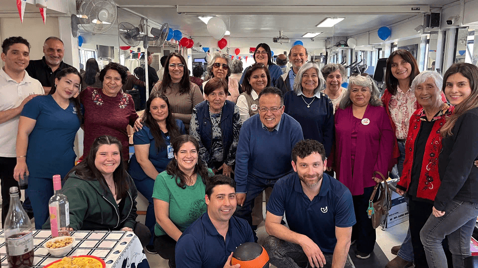 Equipo de kinesiólogos especialistas con pacientes e internas en Kinesicwork