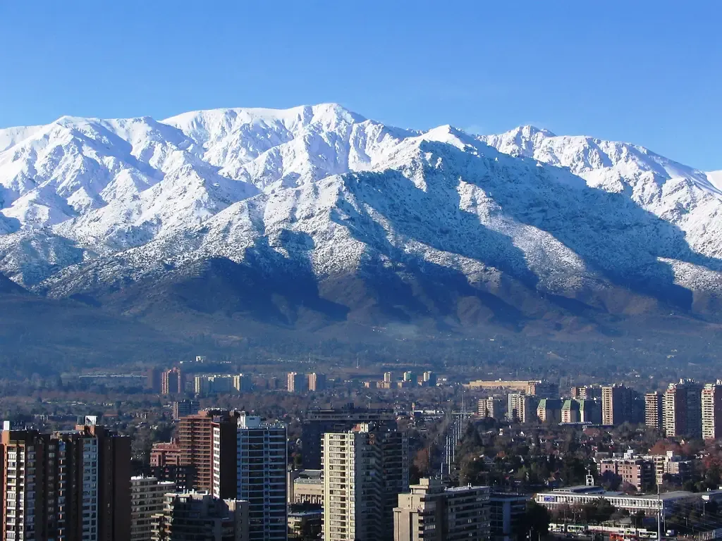 La Reina desde Las Condes - Santiago con montañas de fondo