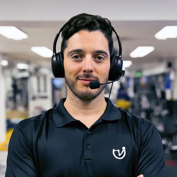 Retrato de un hombre con auriculares de callcenter, desde dentro del centro de kinesiología de fondo