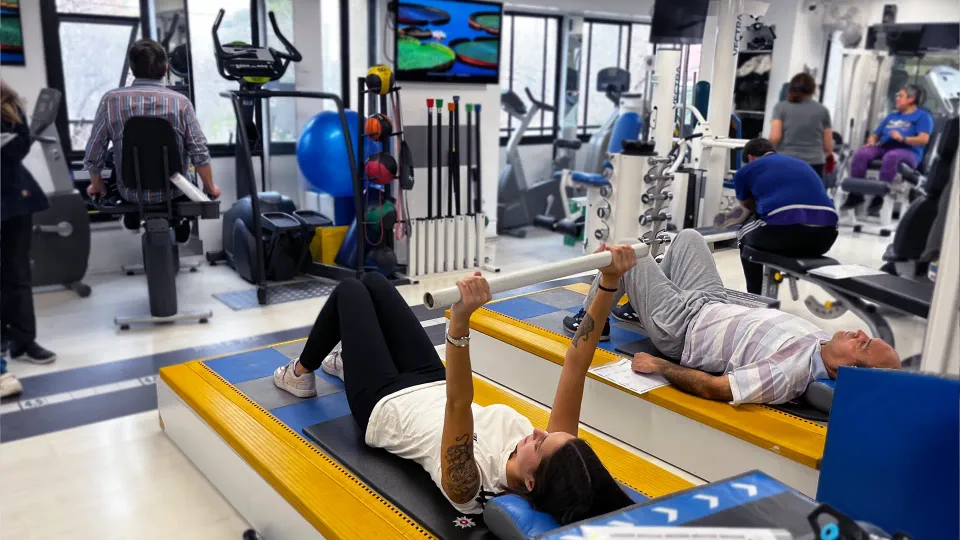 Imagen del centro de kinesiología KinesicWork en Santiago con sala de rehabilitación amplia, iluminada y equipada