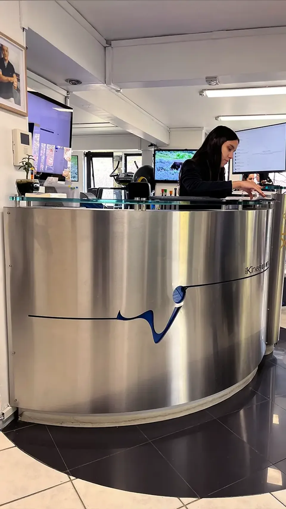 Imagen de recepción del centro de kinesiología KinesicWork en La Reina, Santiago