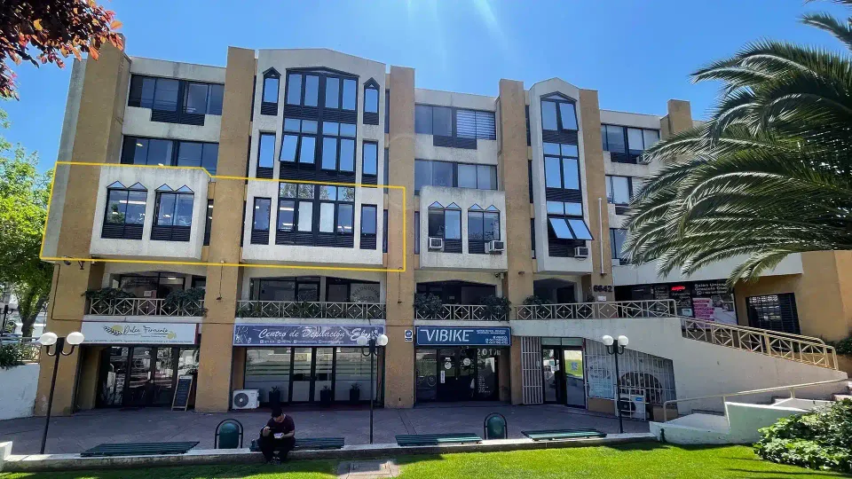 Fachada del centro de kinesiología KinesicWork en La Reina, Santiago, a pasos del Metro Fernando Castillo Velasco