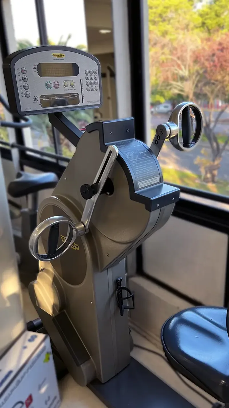 Imagen de cicloergómetro de mano en centro de kinesiología KinesicWork, usado en rehabilitación de extremidades superiores y ejercicio terapéutico