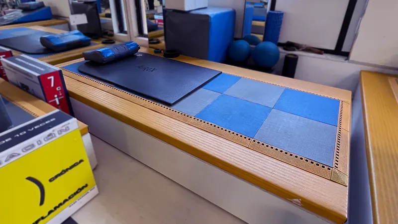 Plataforma ergonómica con tatami en centro de kinesiología KinesicWork, diseñada para ejercicios adecuados accesibles y seguros