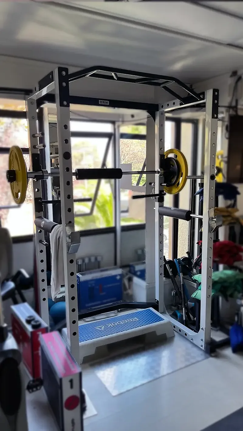 Imagen de power rack o jaula funcional en centro de kinesiología KinesicWork, empleada en ejercicios de fuerza y rehabilitación avanzada