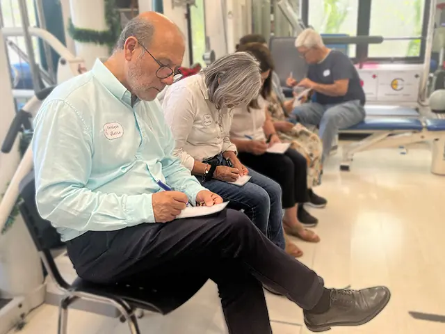 Muro de los deseos con mensajes y expectativas para el nuevo año