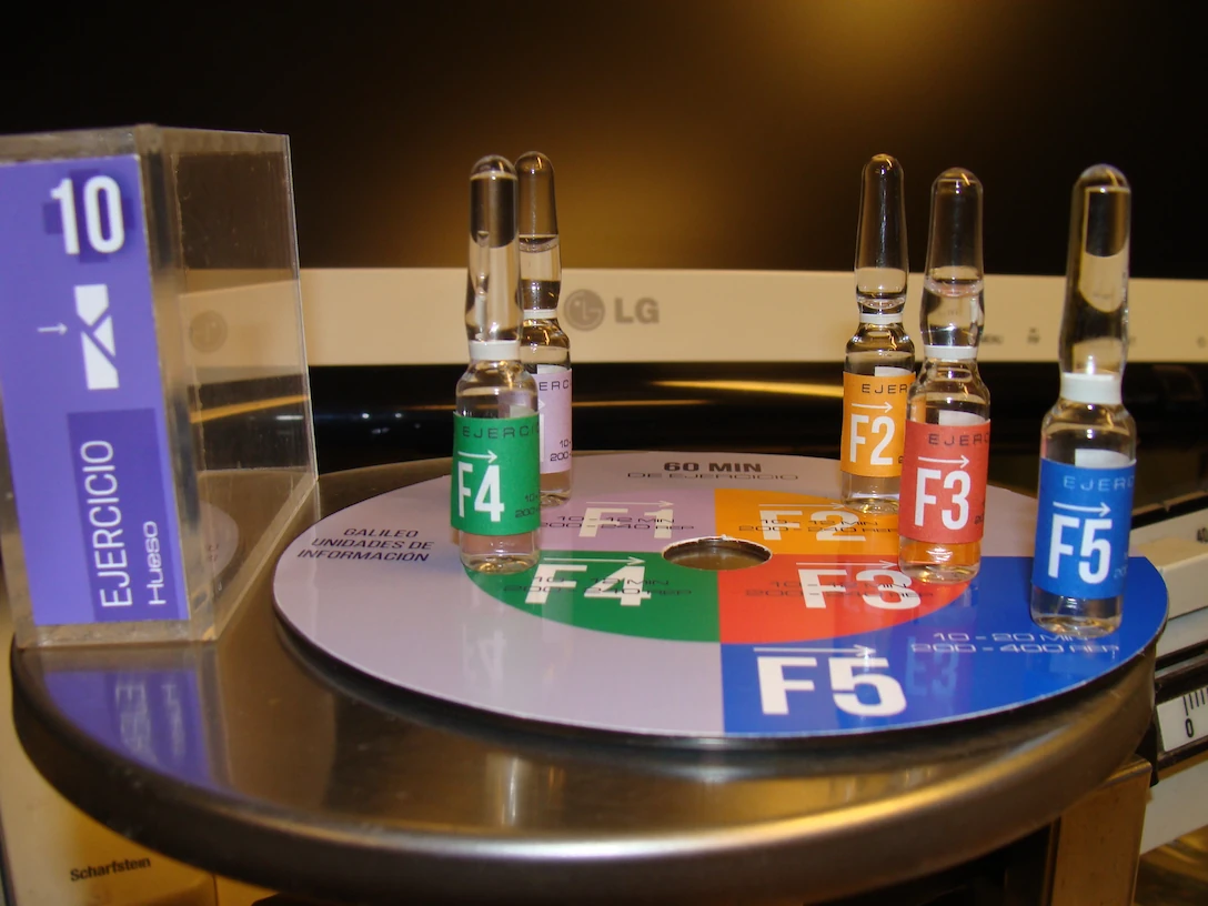 Método XEA - Representación del ejercicio como medicina a través de cápsulas de medicamento líquido, donde cada estación es una dosis de medicina prescrita