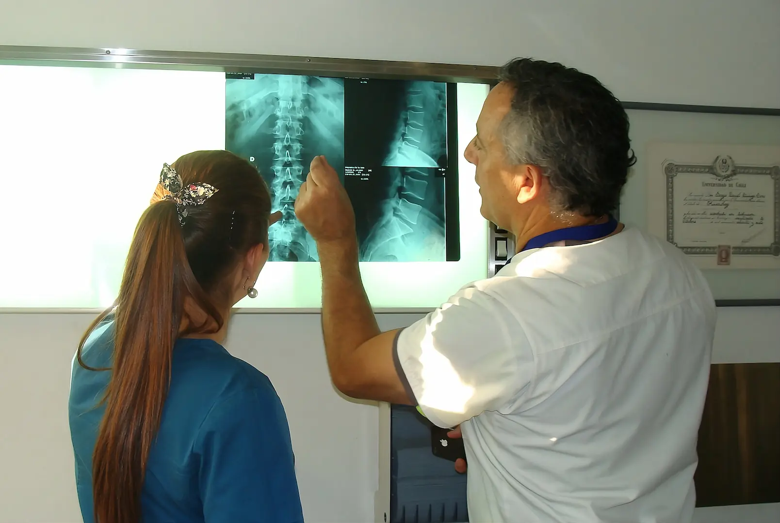 Sergio Zúñiga trabajando con pacientes - Su dedicación profesional en Kinesicwork
